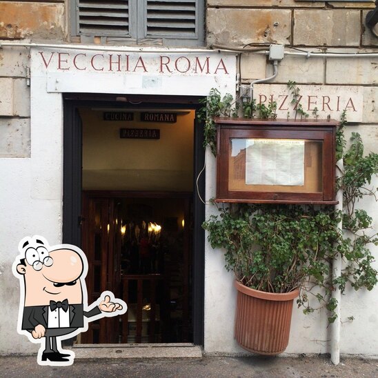 Siediti a un tavolo di Trattoria Vecchia Roma.