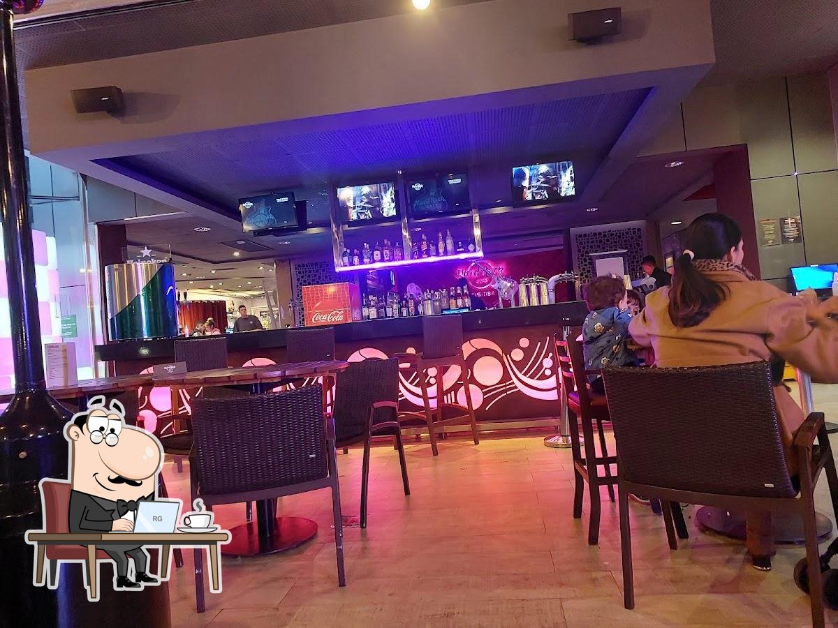 Sente em uma das mesas no Hard Rock Cafe Curitiba.