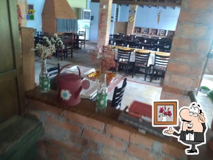 Sente em uma das mesas no Sete Lagos Restaurante Caipira.