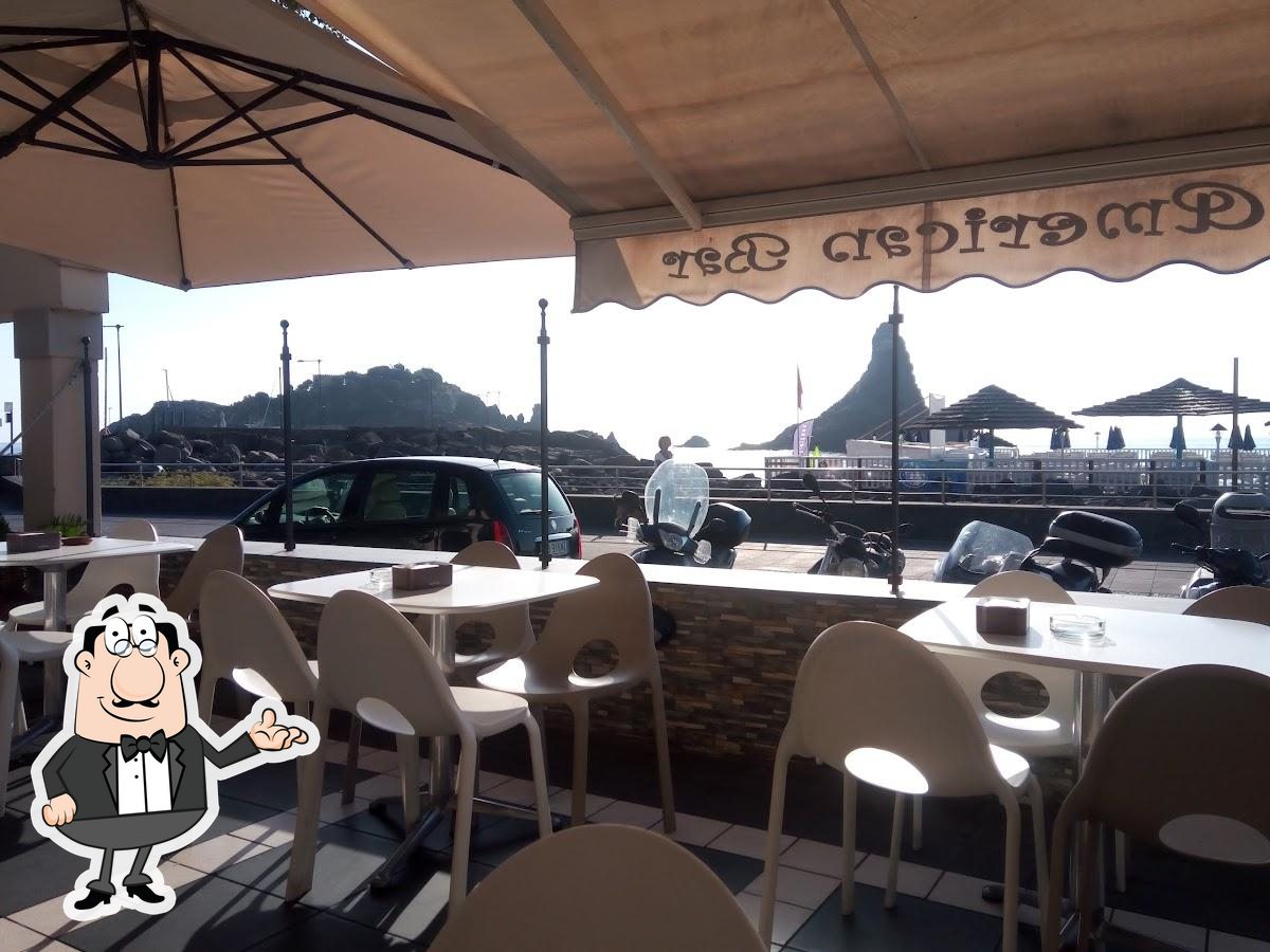 Dai un'occhiata agli interni di Mythos café.