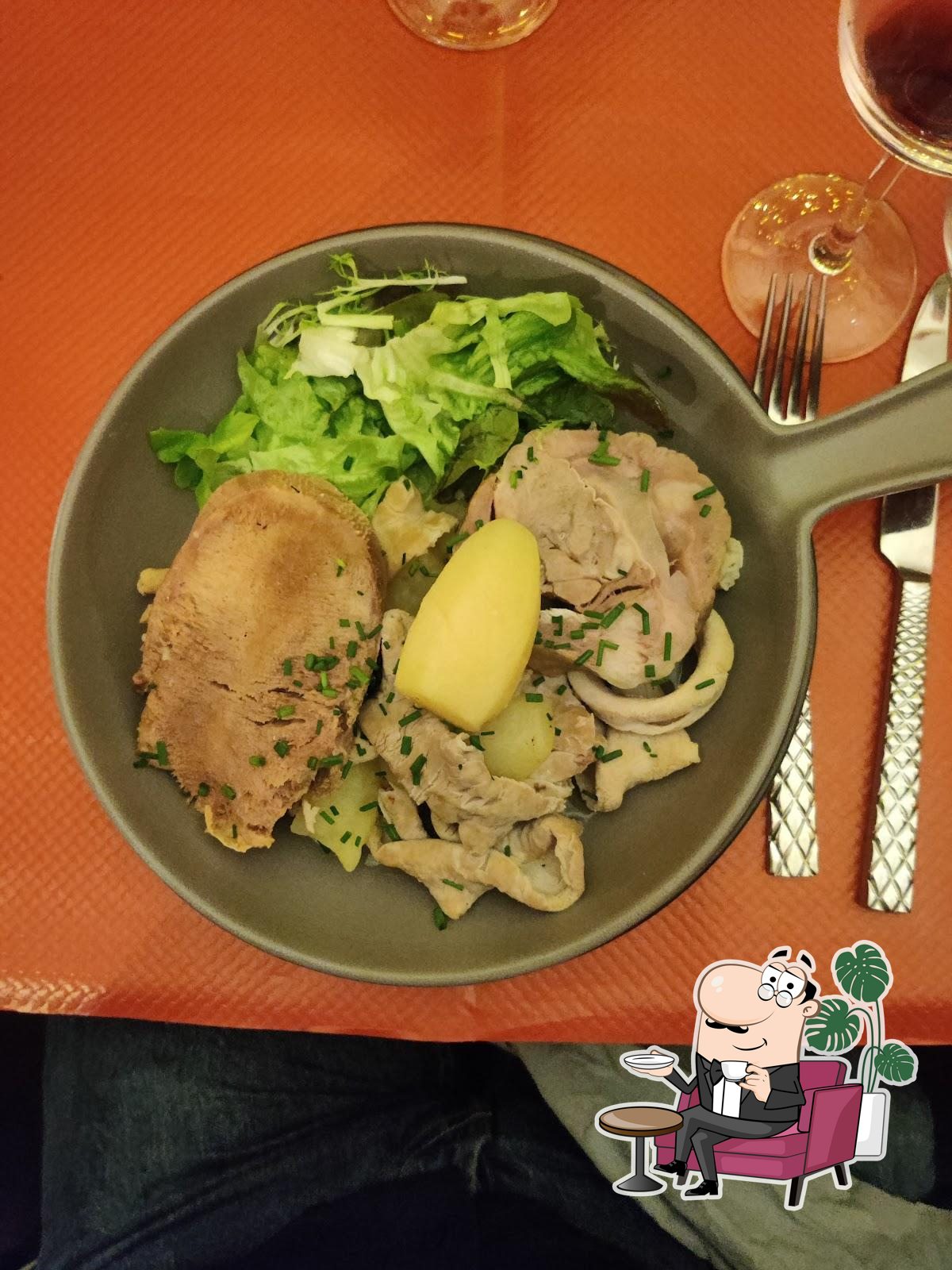 Installez-vous à l'une des tables de Chez Mimi.