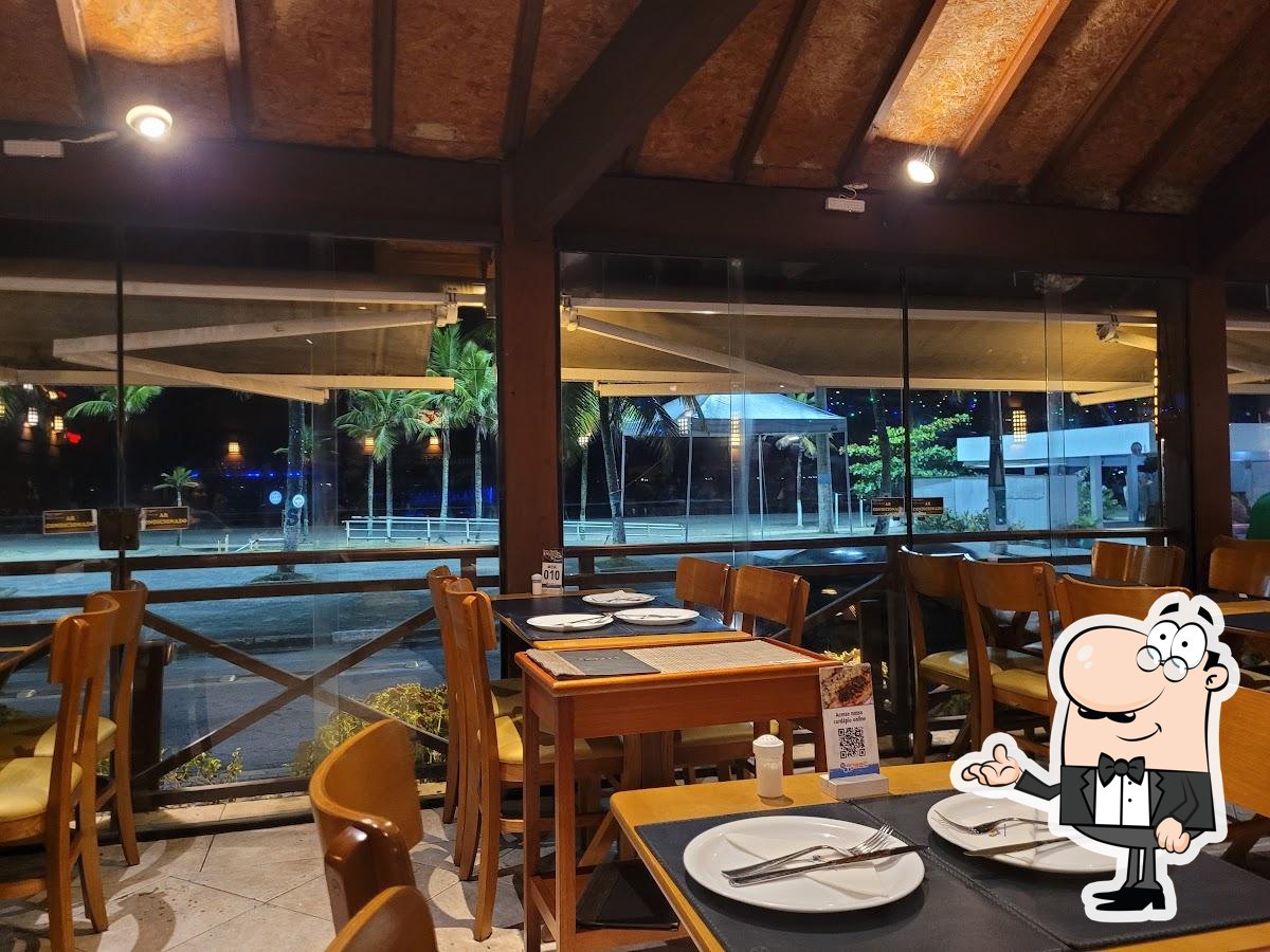 Sente em uma das mesas no Restaurante Hangar.