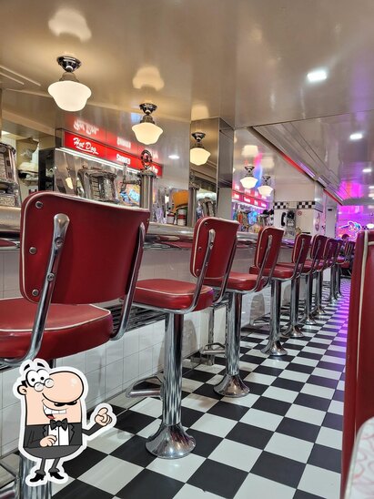 Installez-vous à l'une des tables de American Dream Diner.