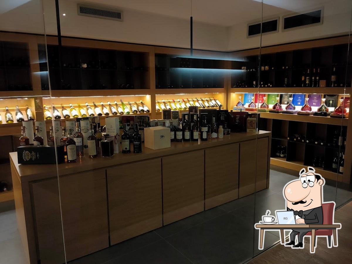Siediti a un tavolo di Ristorante Inkiostro.