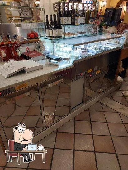 Siediti a un tavolo di Li Rioni a Santiquattro. Siediti a un tavolo di Li Rioni a Santiquattro.