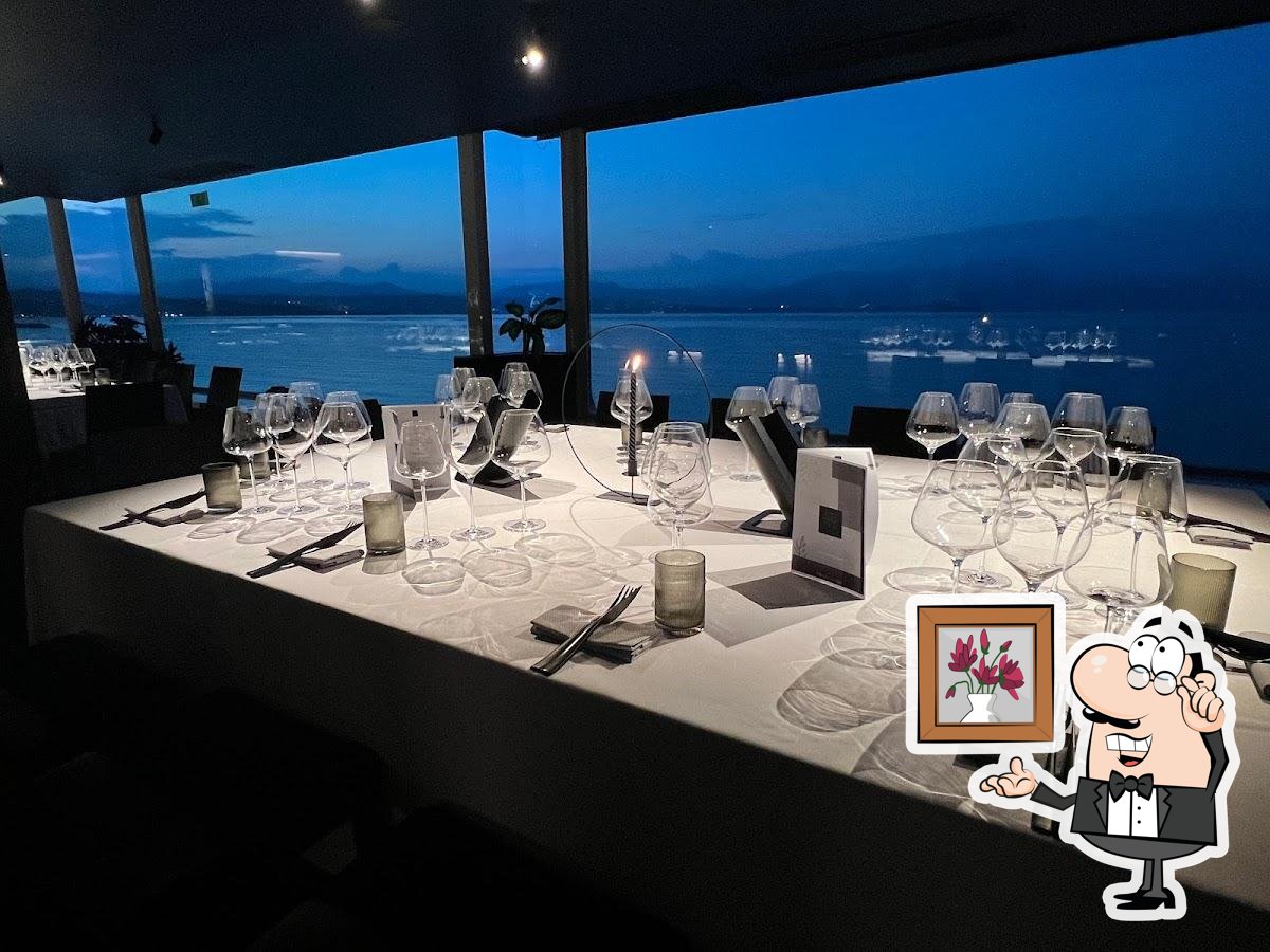 Siediti a un tavolo di Altaripa Restaurant&lounge.