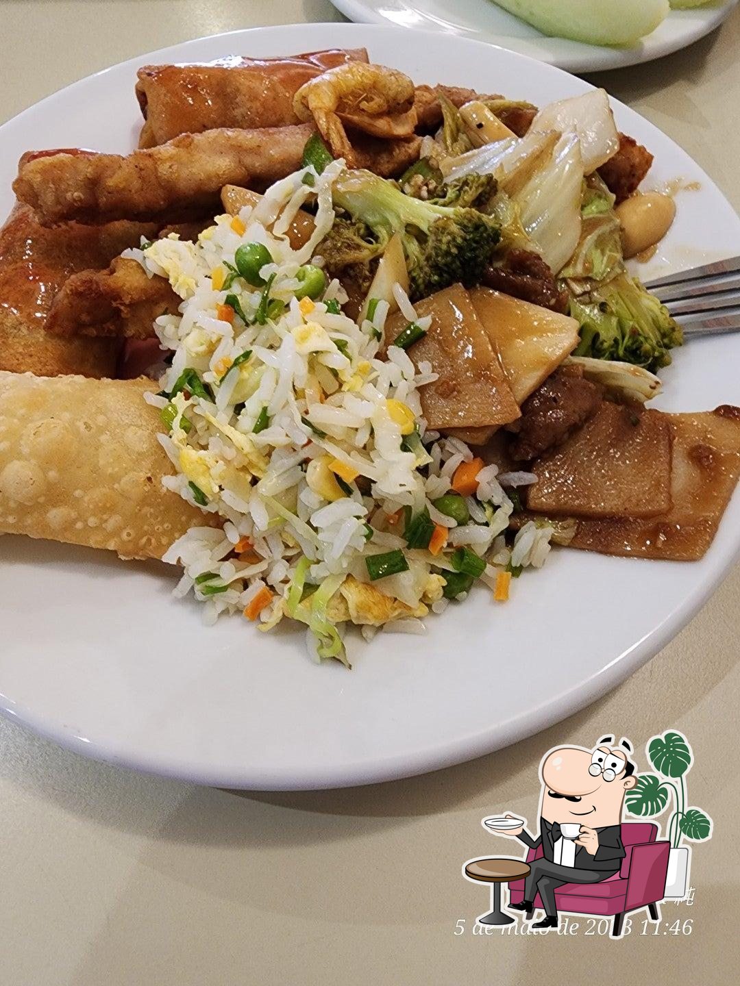Sente em uma das mesas no Restaurante Dragon Center.