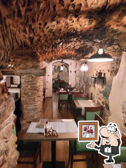 Dai un'occhiata agli interni di Hostaria Del Calvino Trattoria Ristorante Aosta.