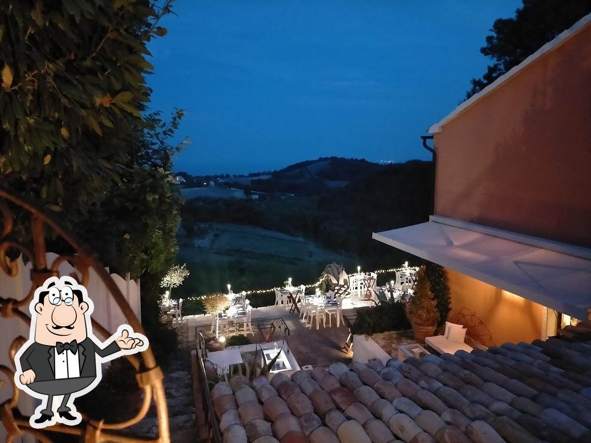 Siediti a un tavolo di Saviotti.