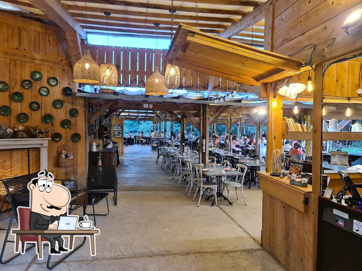 Découvrez l'intérieur de Les Tables du Bistrot.