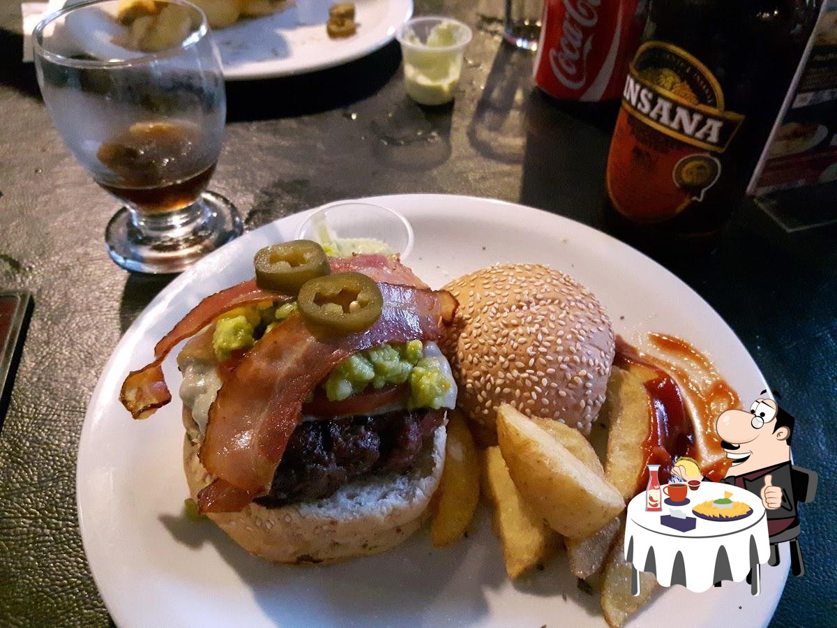 Peça um dos hambúrgueres oferecidos no Cidadão do Mundo Burgers & Arts.