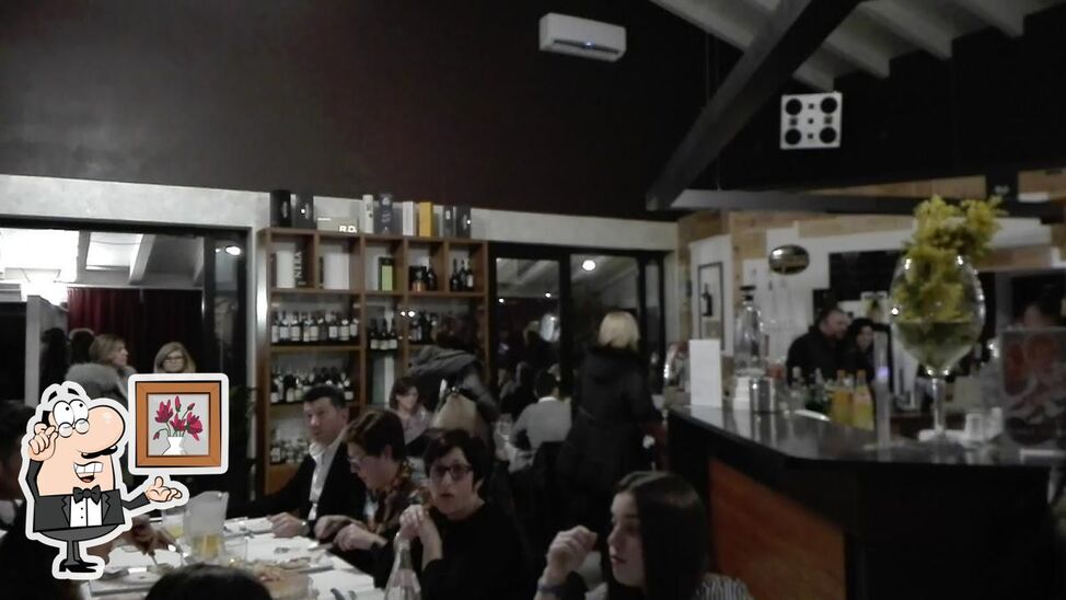 Dai un'occhiata agli interni di Pizzeria Ristorante Divino Party.