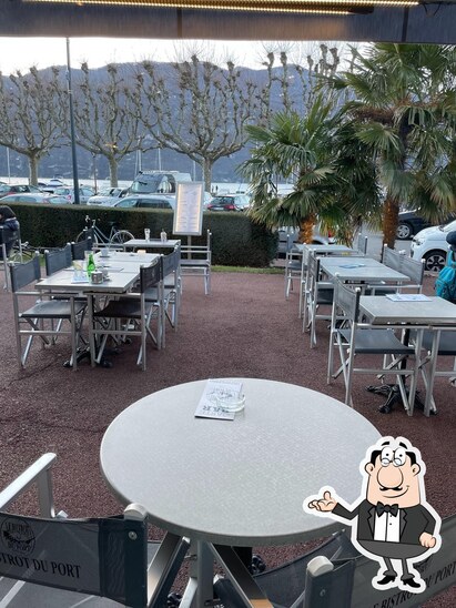 Installez-vous à l'une des tables de Le Bistrot du Port.