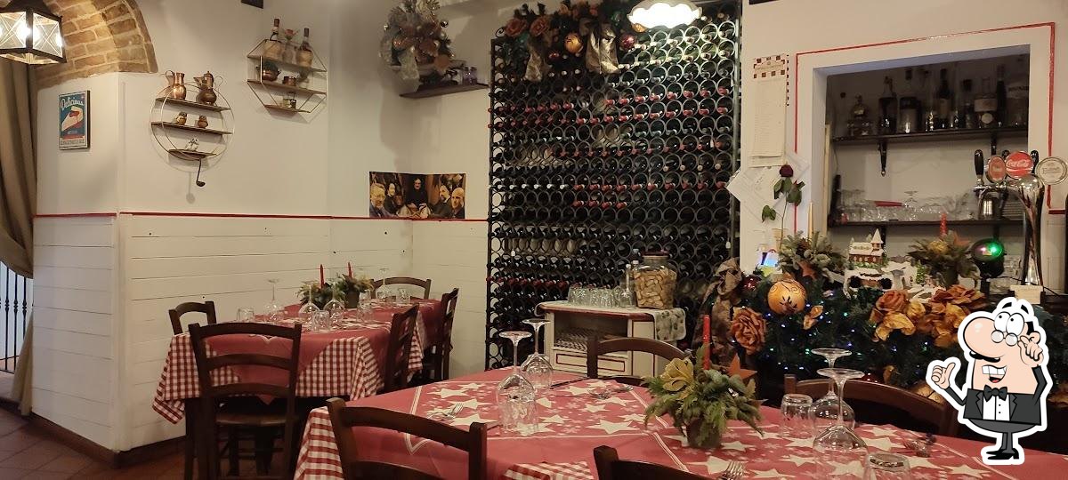 Gli interni di Osteria Il Grottino.