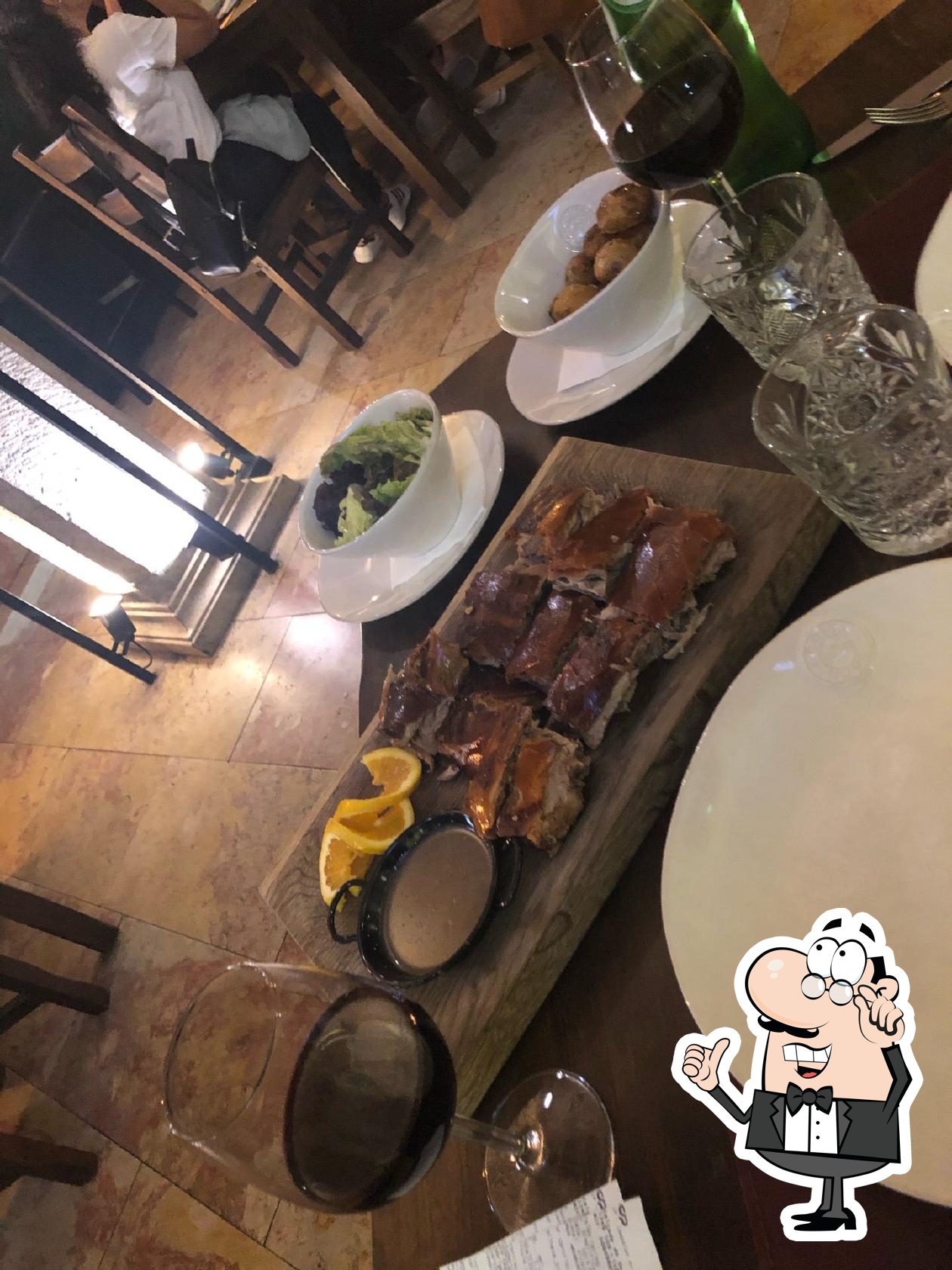 Sente em uma das mesas no D. Afonso O Gordo.