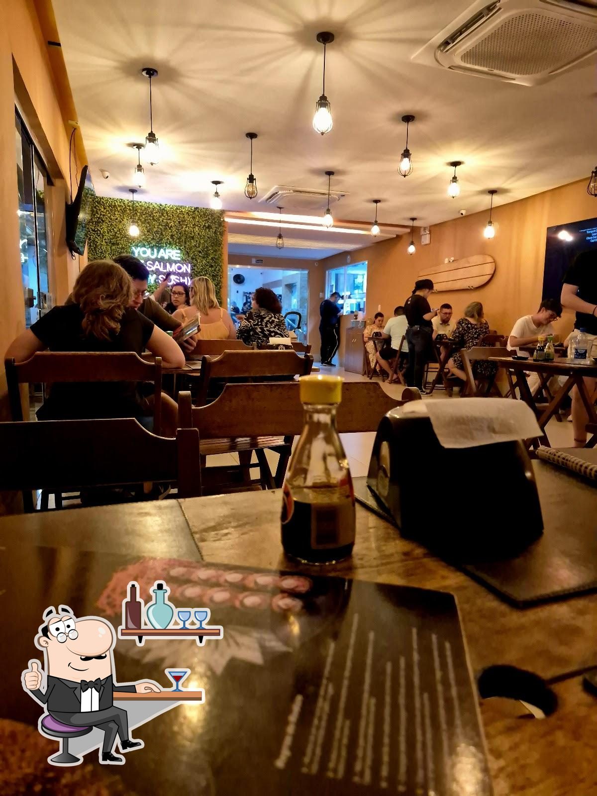 Sente em uma das mesas no Cali Sushi Bar.
