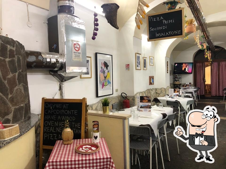 Siediti a un tavolo di Pizzeria e Trattoria Regina Vittoria.