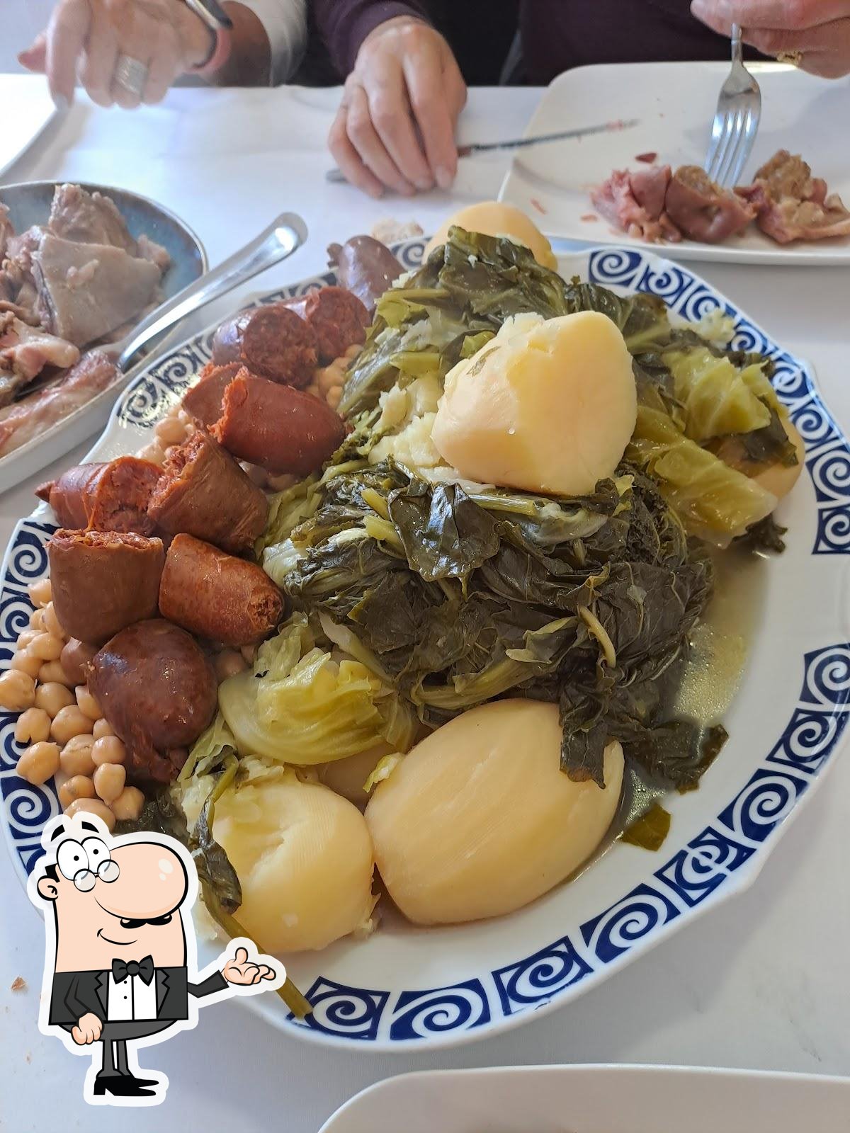 Siéntate a una de las mesas de Restaurante Rojo.