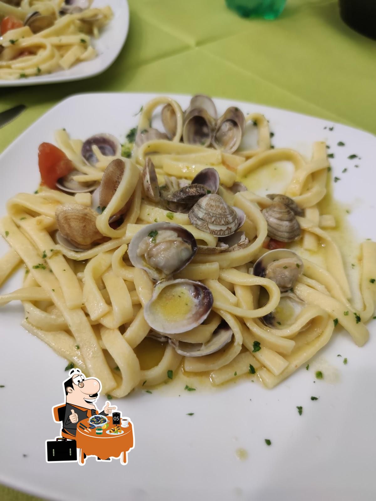 O'pignatiello serve un'ampia varietà di prodotti di cucina di mare.