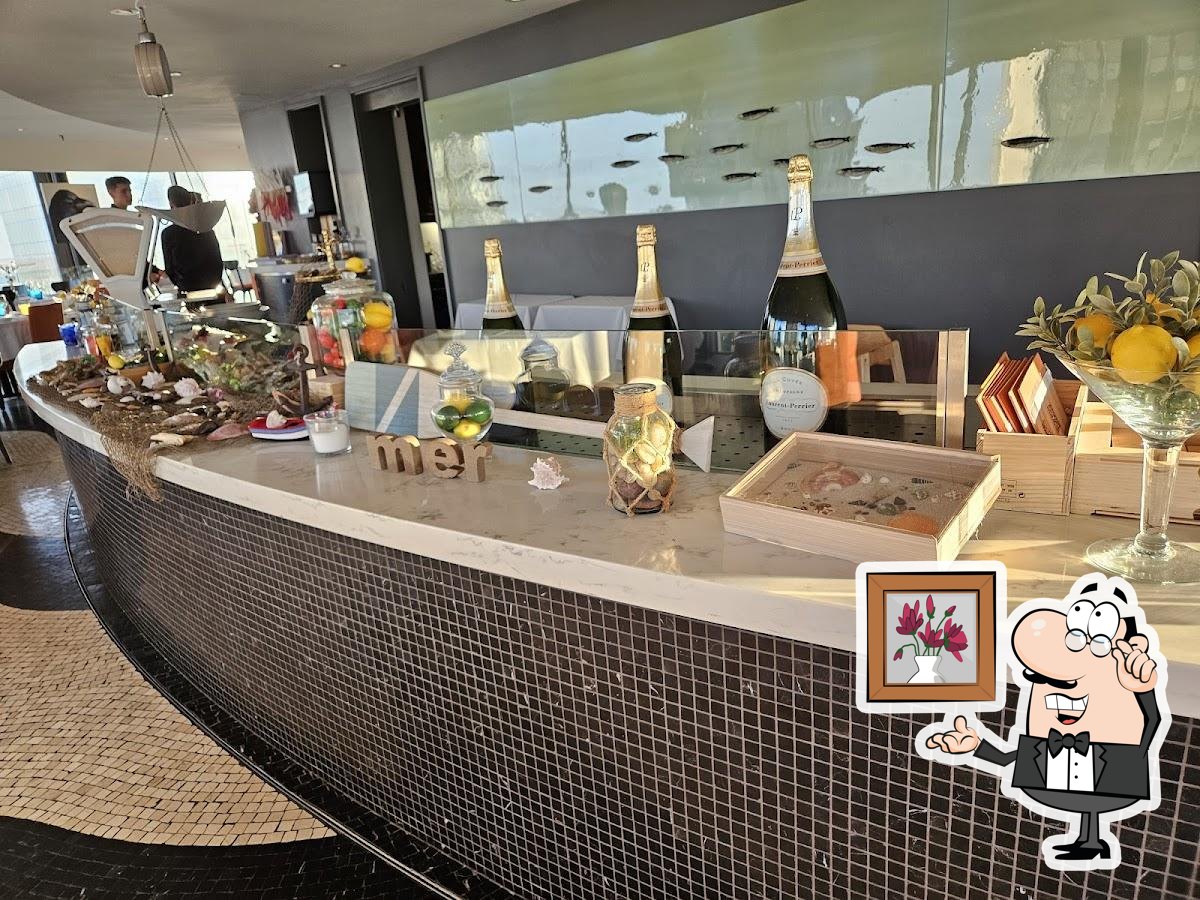 Installez-vous à l'une des tables de Portus 360.