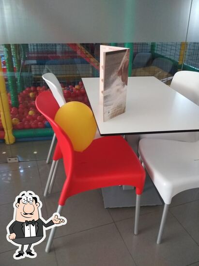 Sente em uma das mesas no Telepizza Almada.