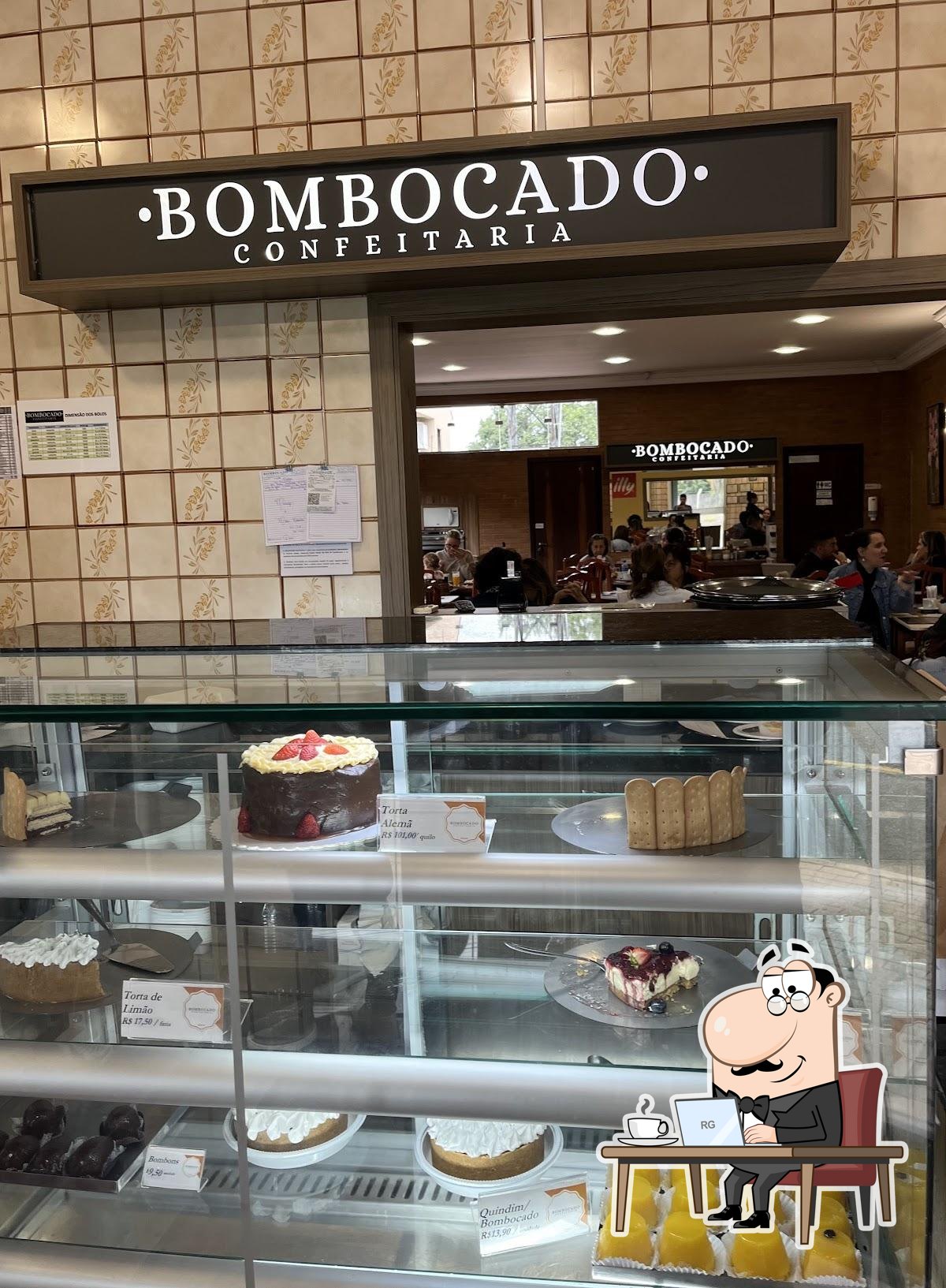 Sente em uma das mesas no Confeitaria Bombocado.