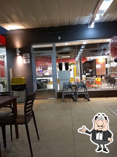 O interior do McDonald's.