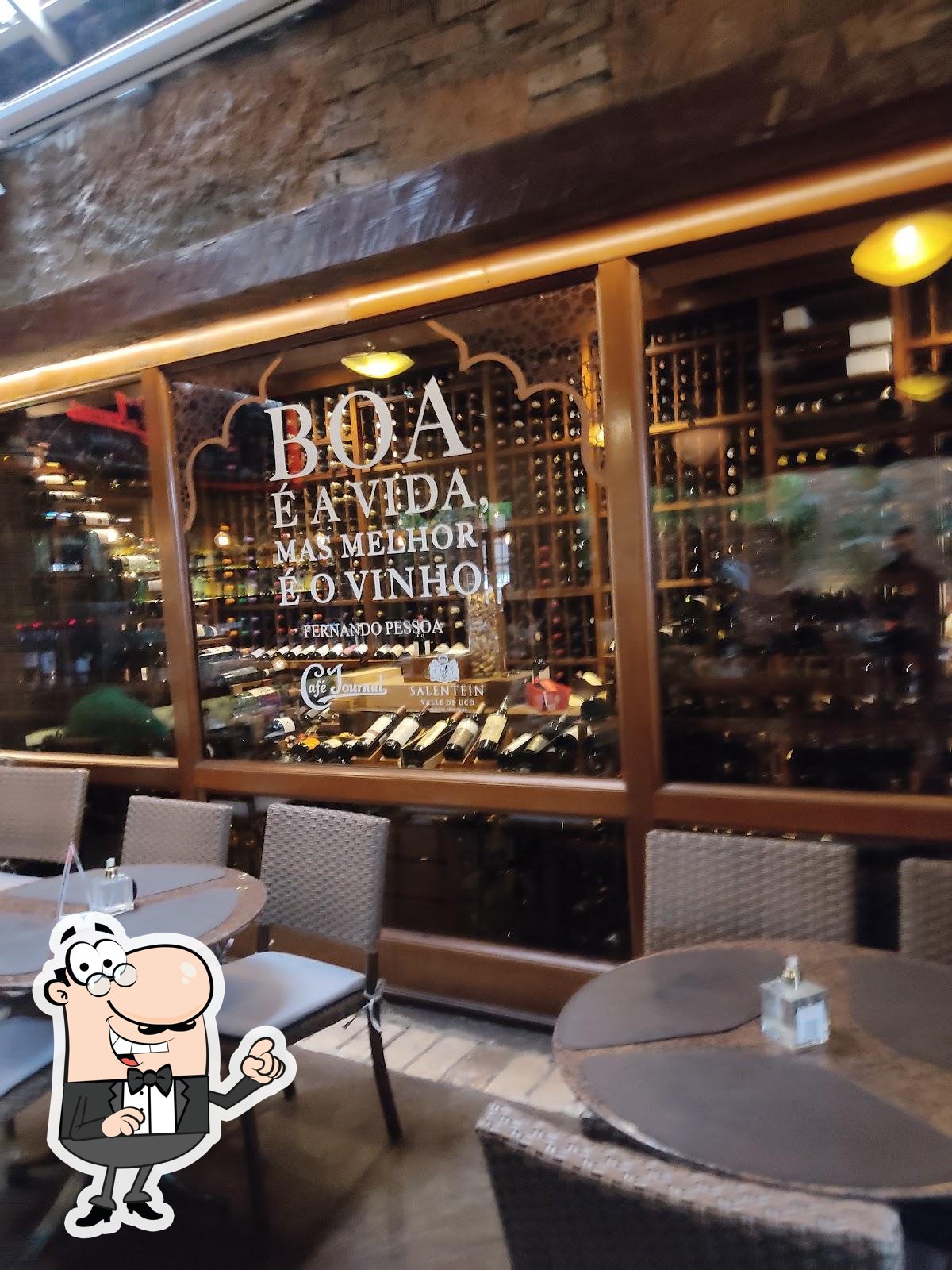 O interior do Café Journal.