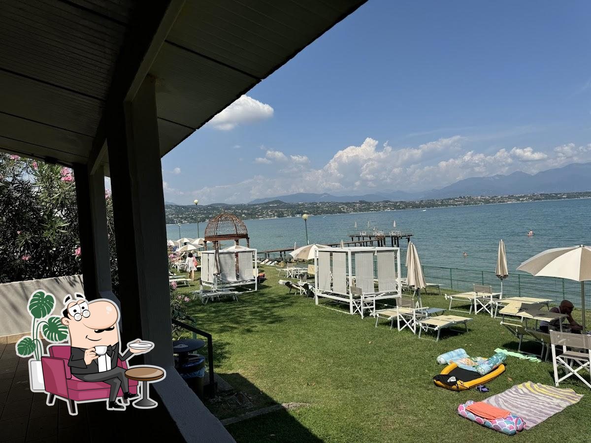 Gli interni di Dolcevita Beach Restaurant & Bar.