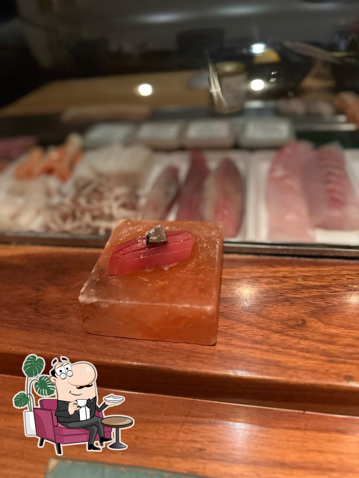 Sente em uma das mesas no Aya Japanese Cuisine.
