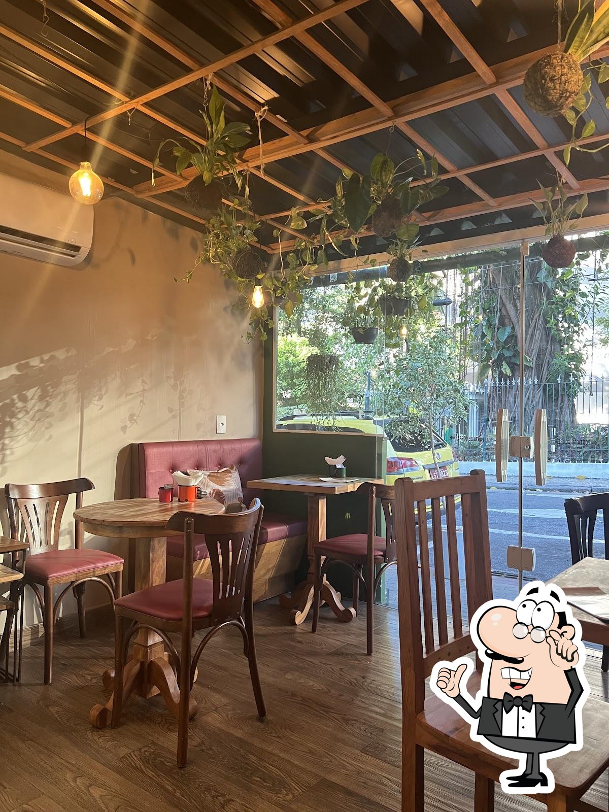 Veja imagens do interior do Ensaio Café.