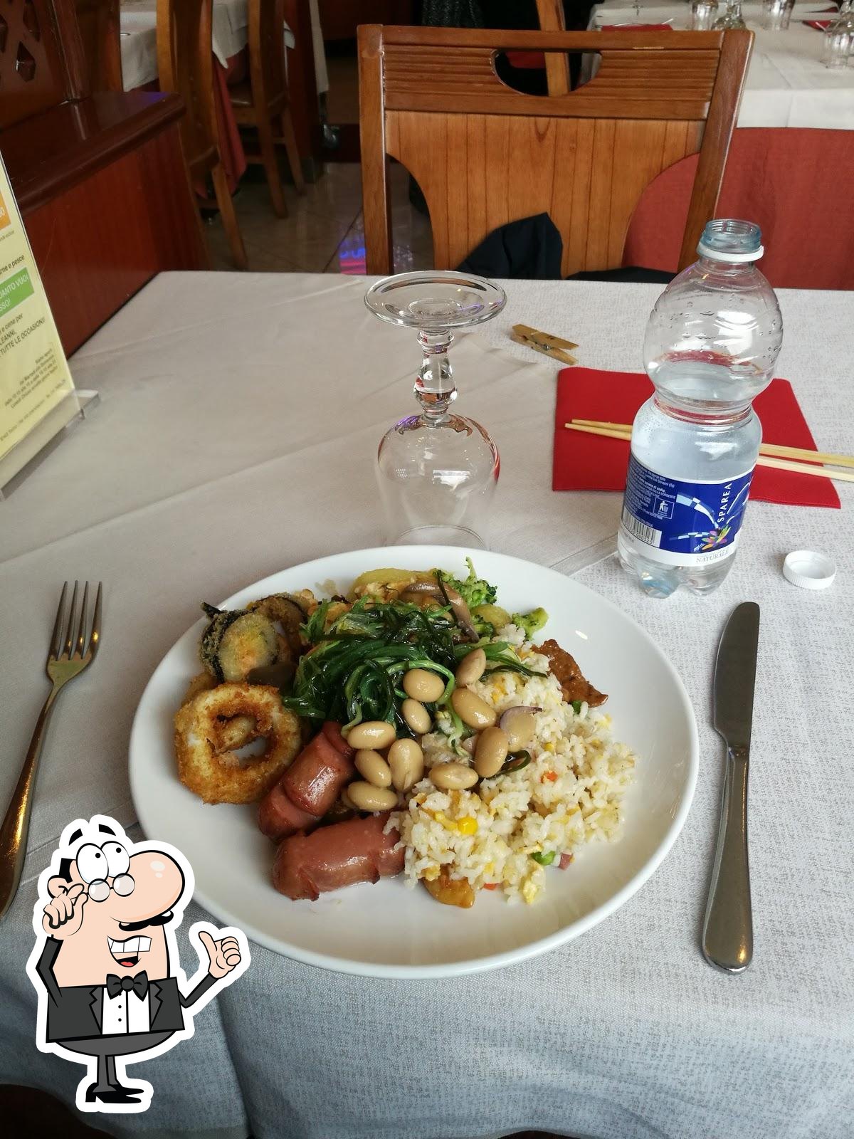 Dai un'occhiata agli interni di Garden Wok.