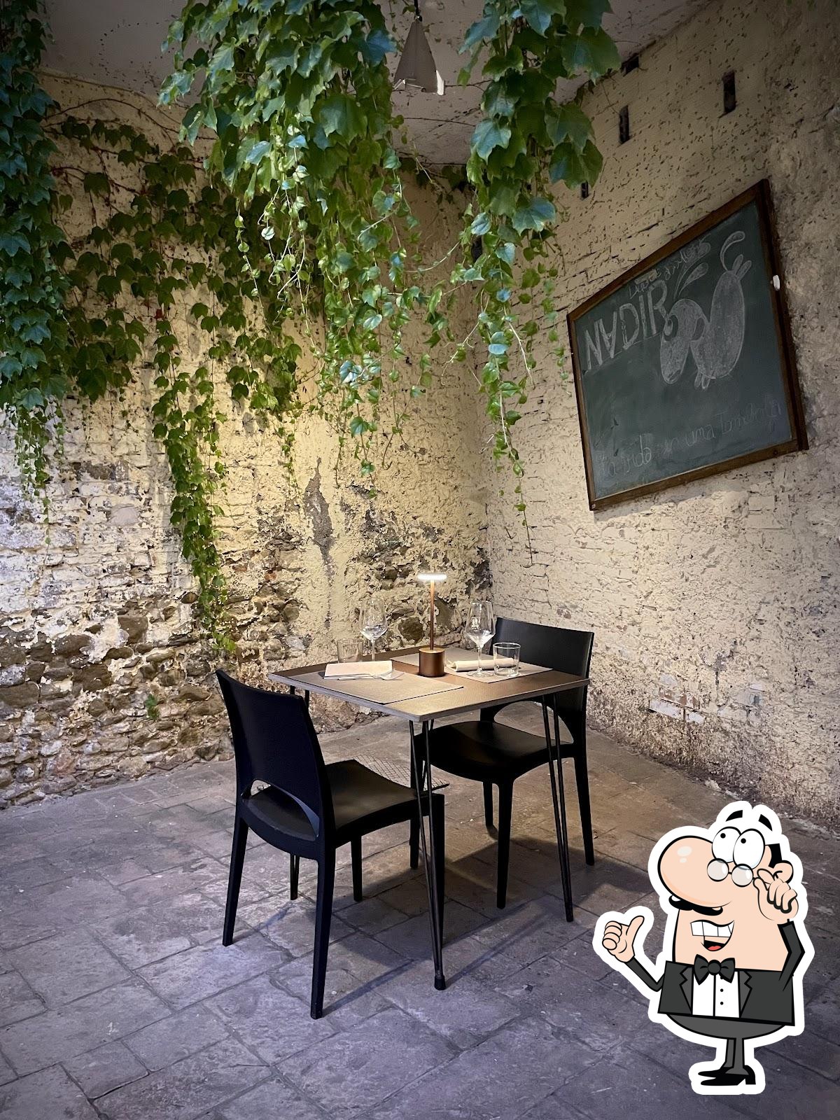 Siediti a un tavolo di Ristorante Nadir.