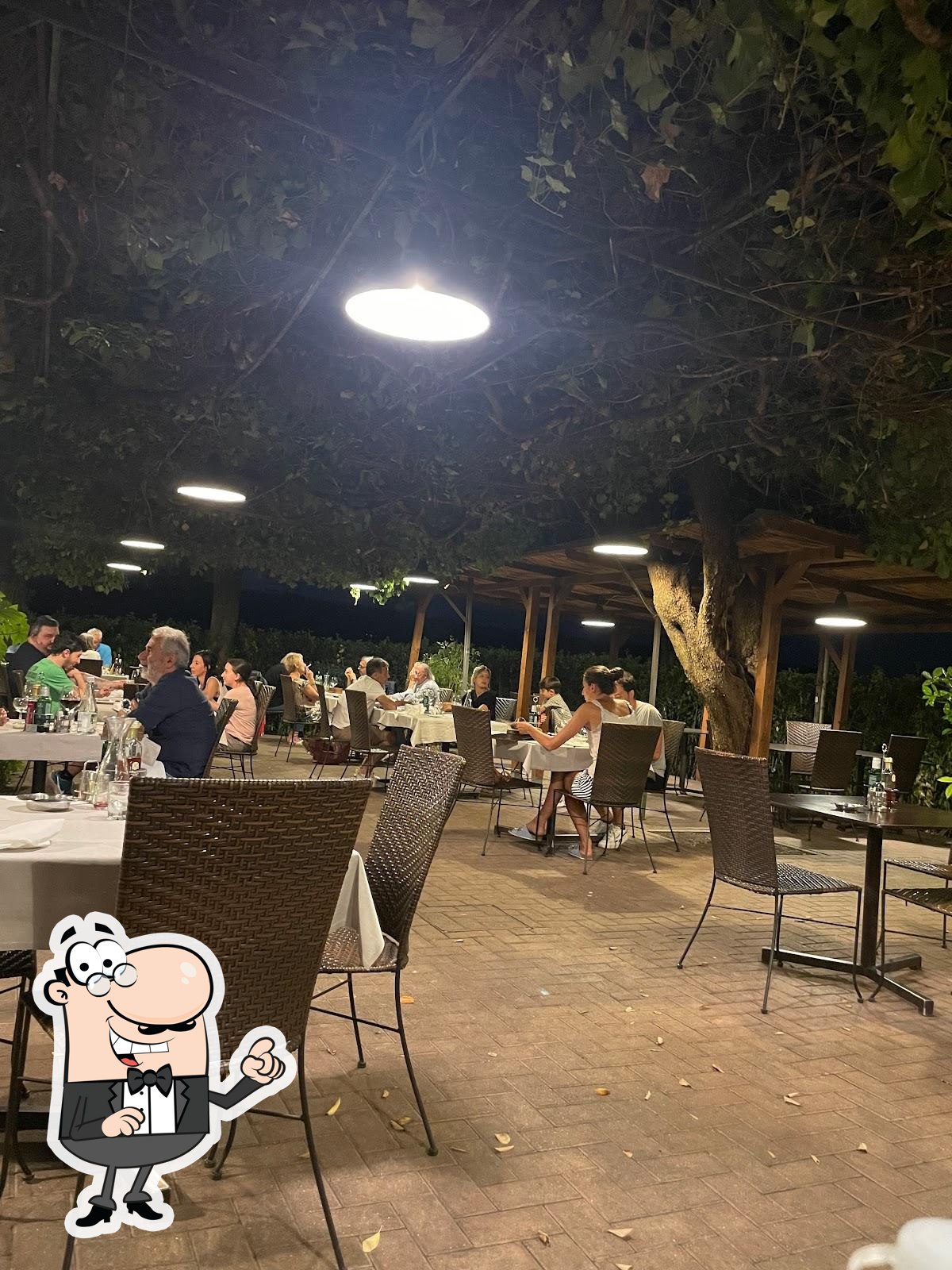 Siediti a un tavolo di Ristorante La Cantina Di Sarna.