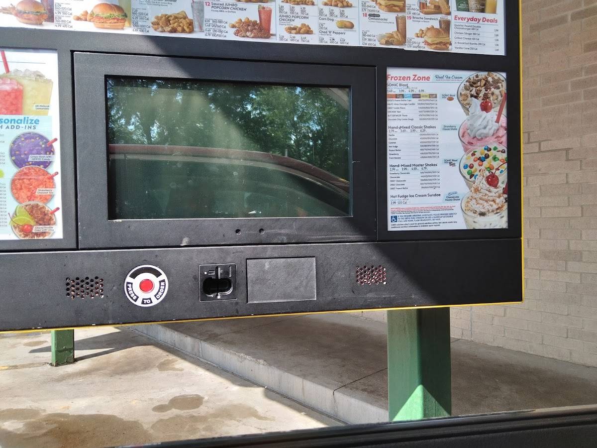 Carta de comida rápida Sonic DriveIn, Osawatomie, 319 E Main St