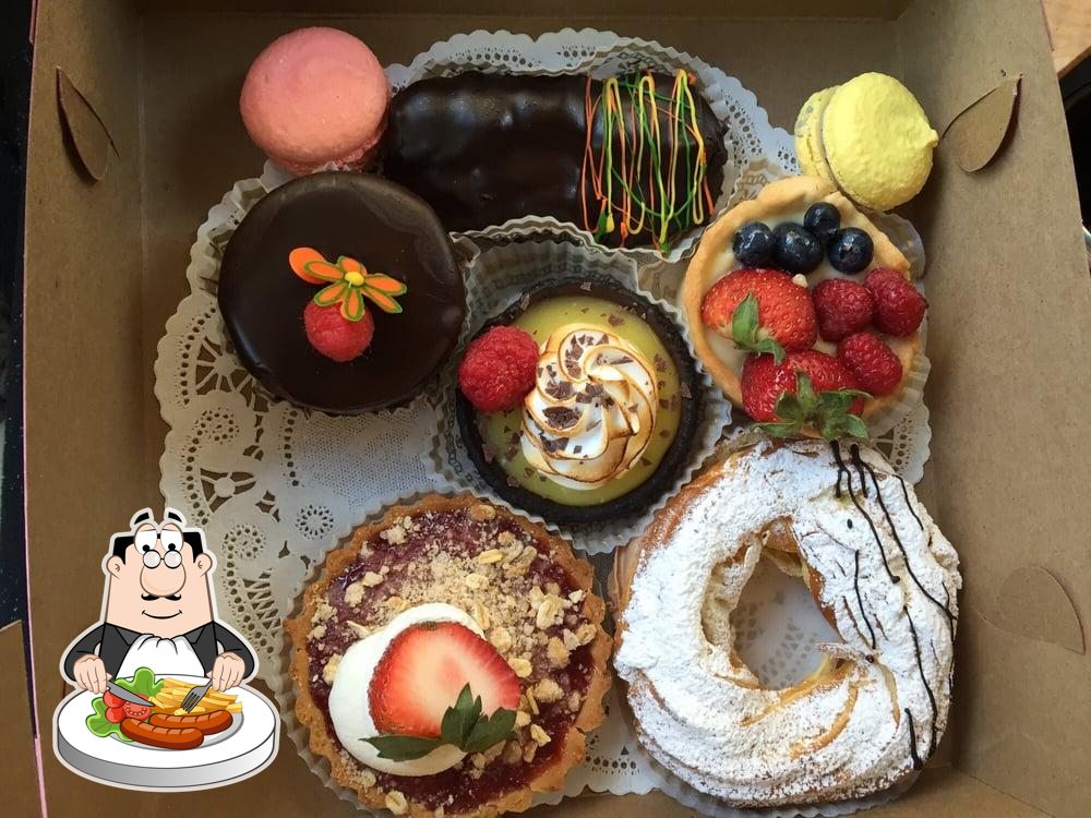 DeLuxe Cakes and Pastries