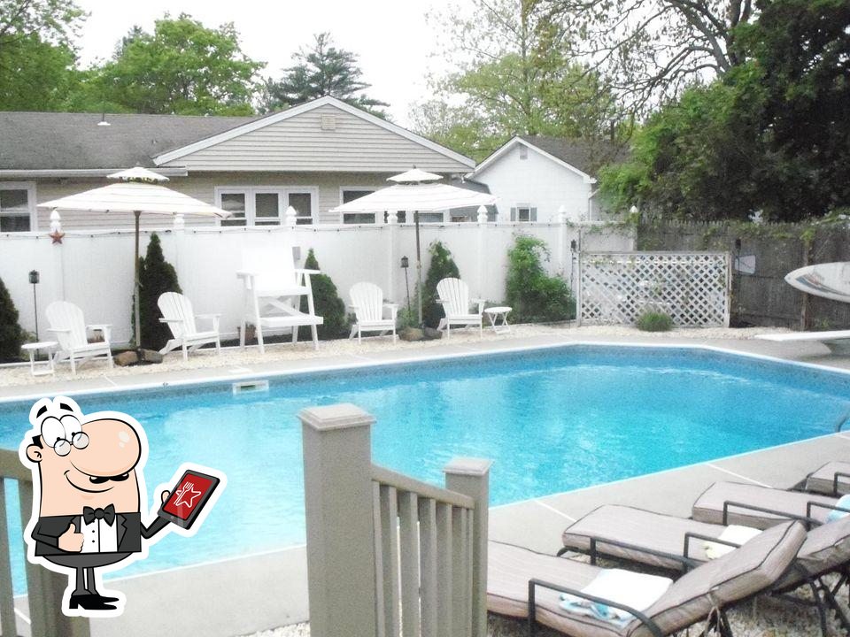 Tommy's tropical backyard bar and resort in Beachwood