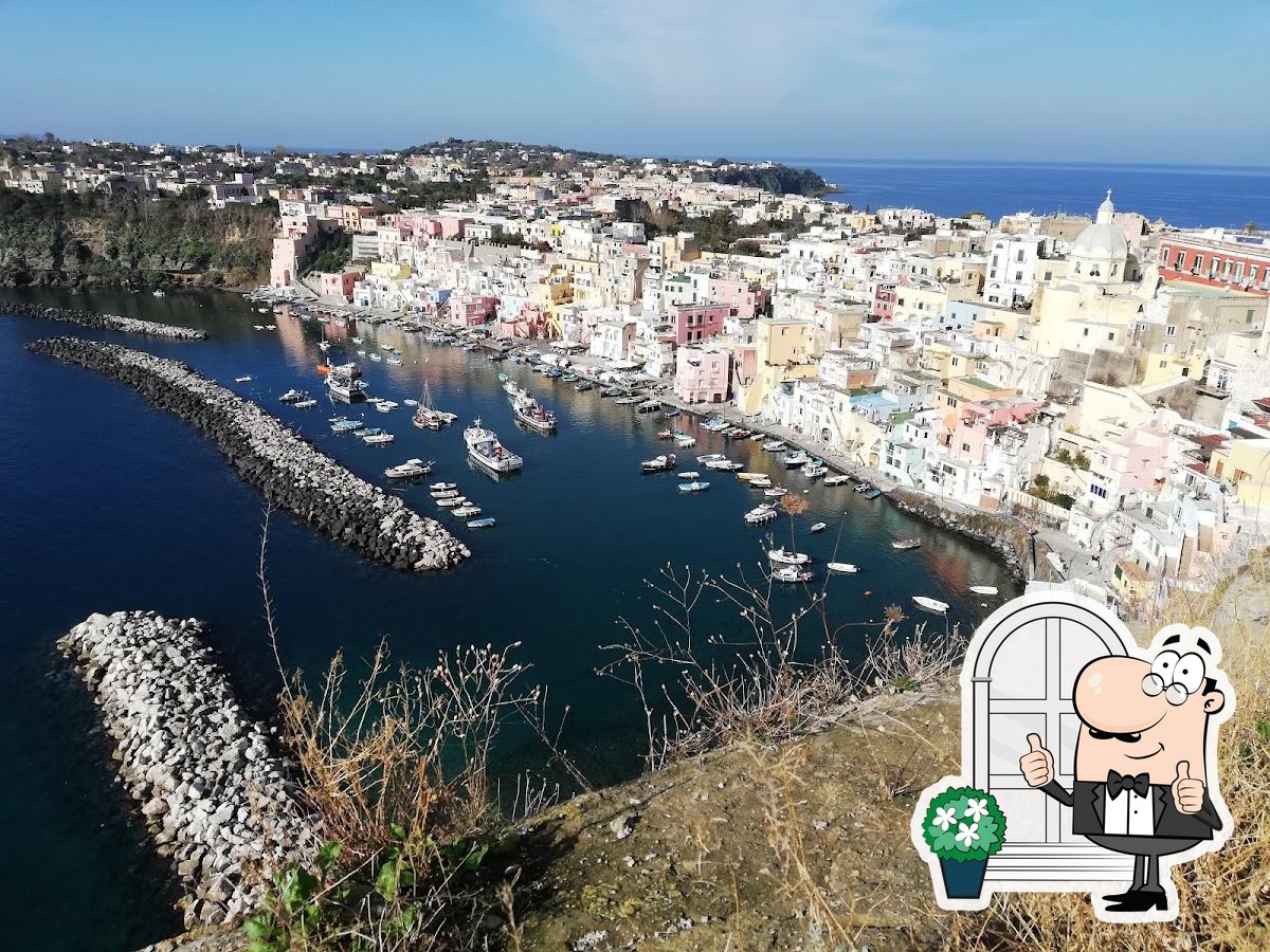 Vineria letteraria l'isola di Arturo pub & bar, Procida - Restaurant reviews