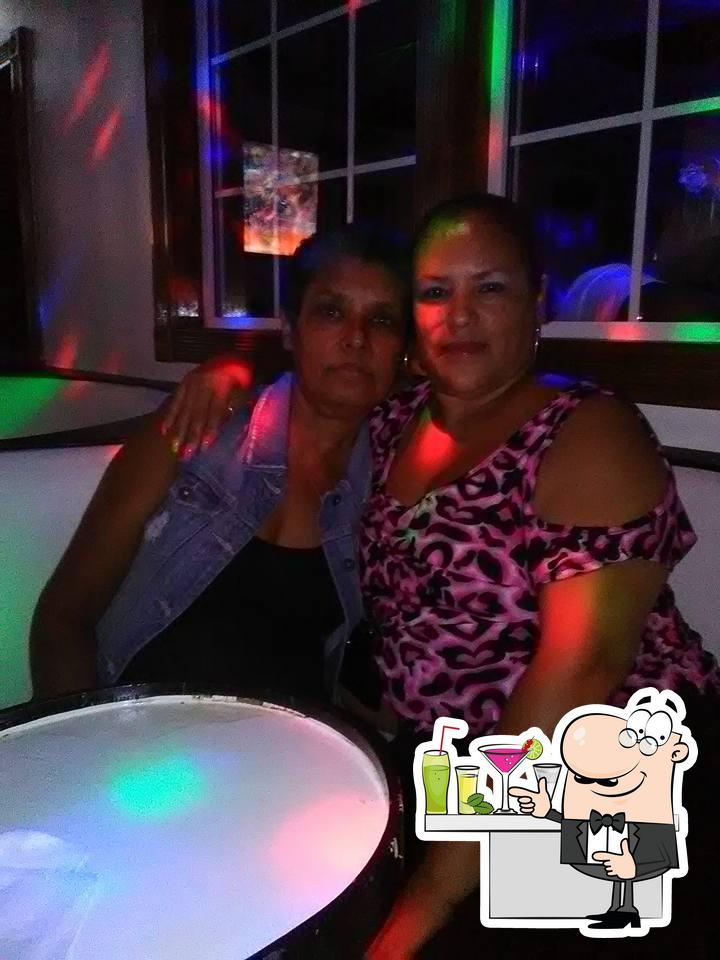Manhattans Bar & Grill in New Haven