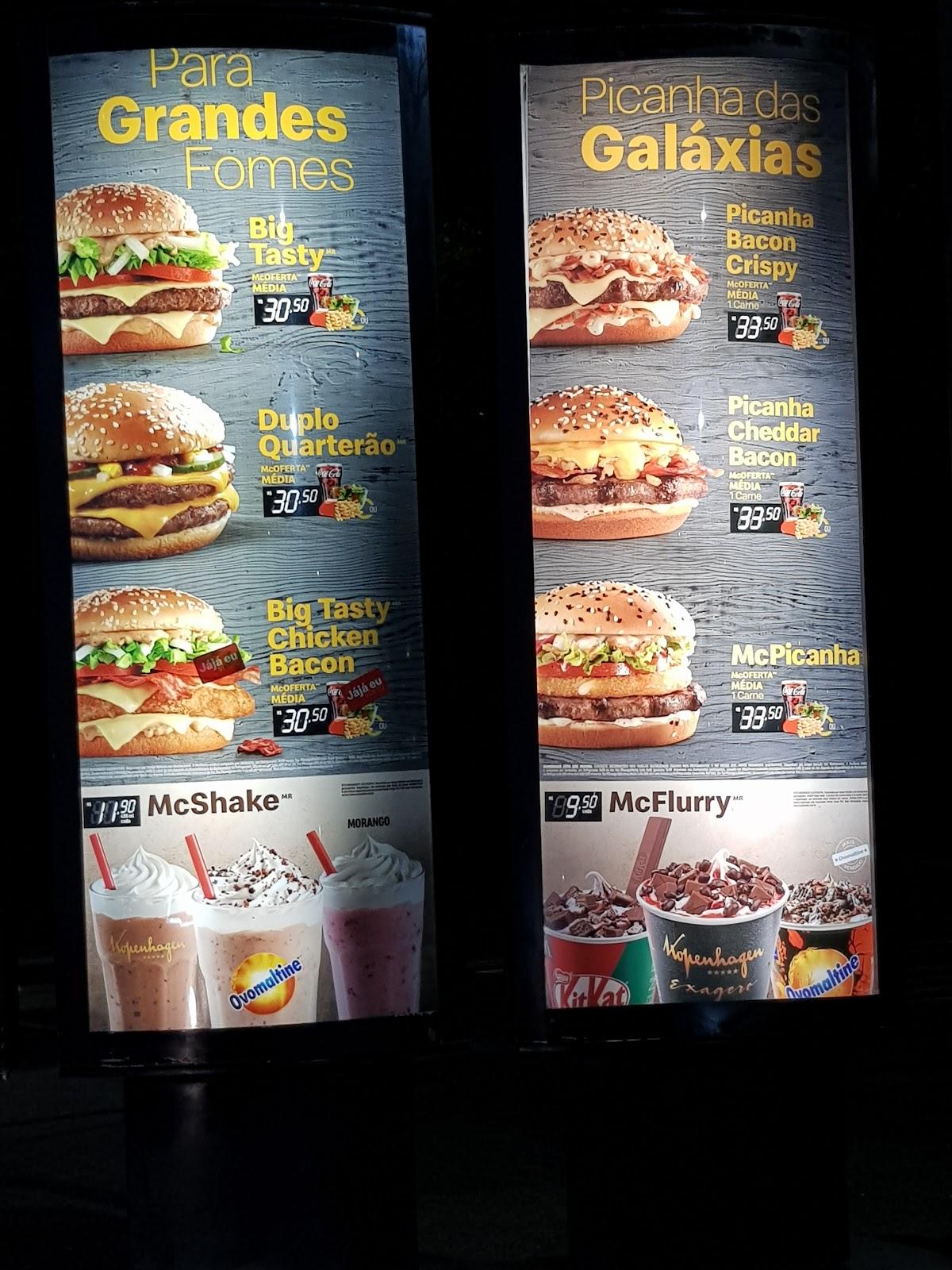 Menu em McDonald's restaurante, São Pedro da Aldeia, RJ-106