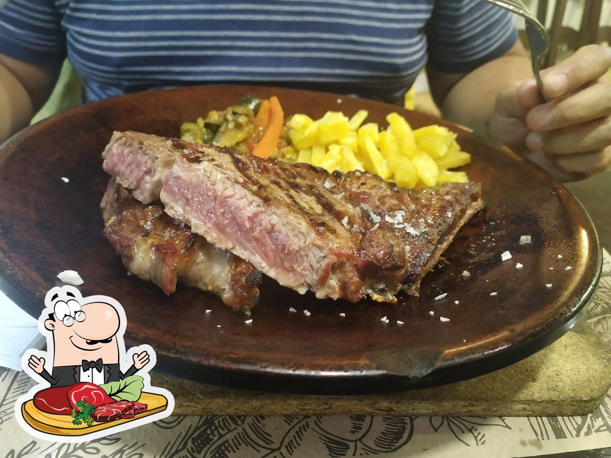 Detalle mesa con ropa camilla y estufa en el invierno.: fotografía de  Restaurante Asador La Muralla, Priego de Córdoba - Tripadvisor