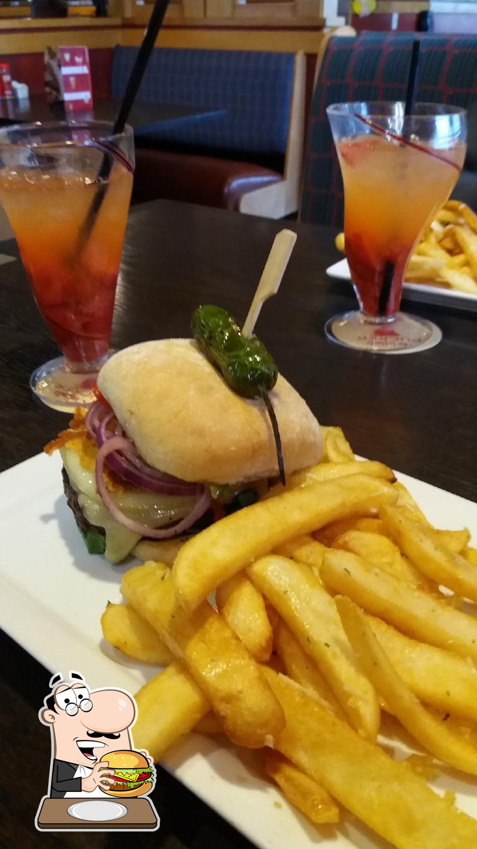 https://img.restaurantguru.com/r495-Red-Robin-Gourmet-Burgers-and-Brews-burger-2022-11-1637.jpg