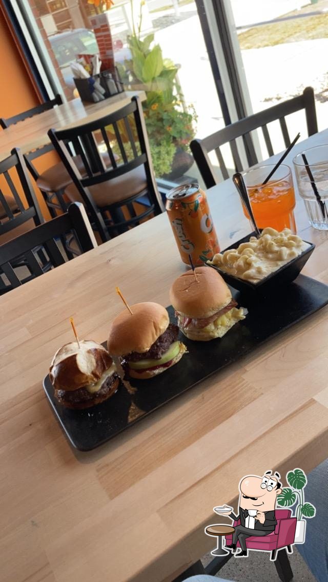 Raging Ryno's, Cedar Rapids - Restaurant menu, prices and reviews