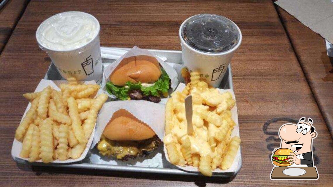 https://img.restaurantguru.com/r572-Shake-Shack-Bridgewater-burger-2020-08-4.jpg