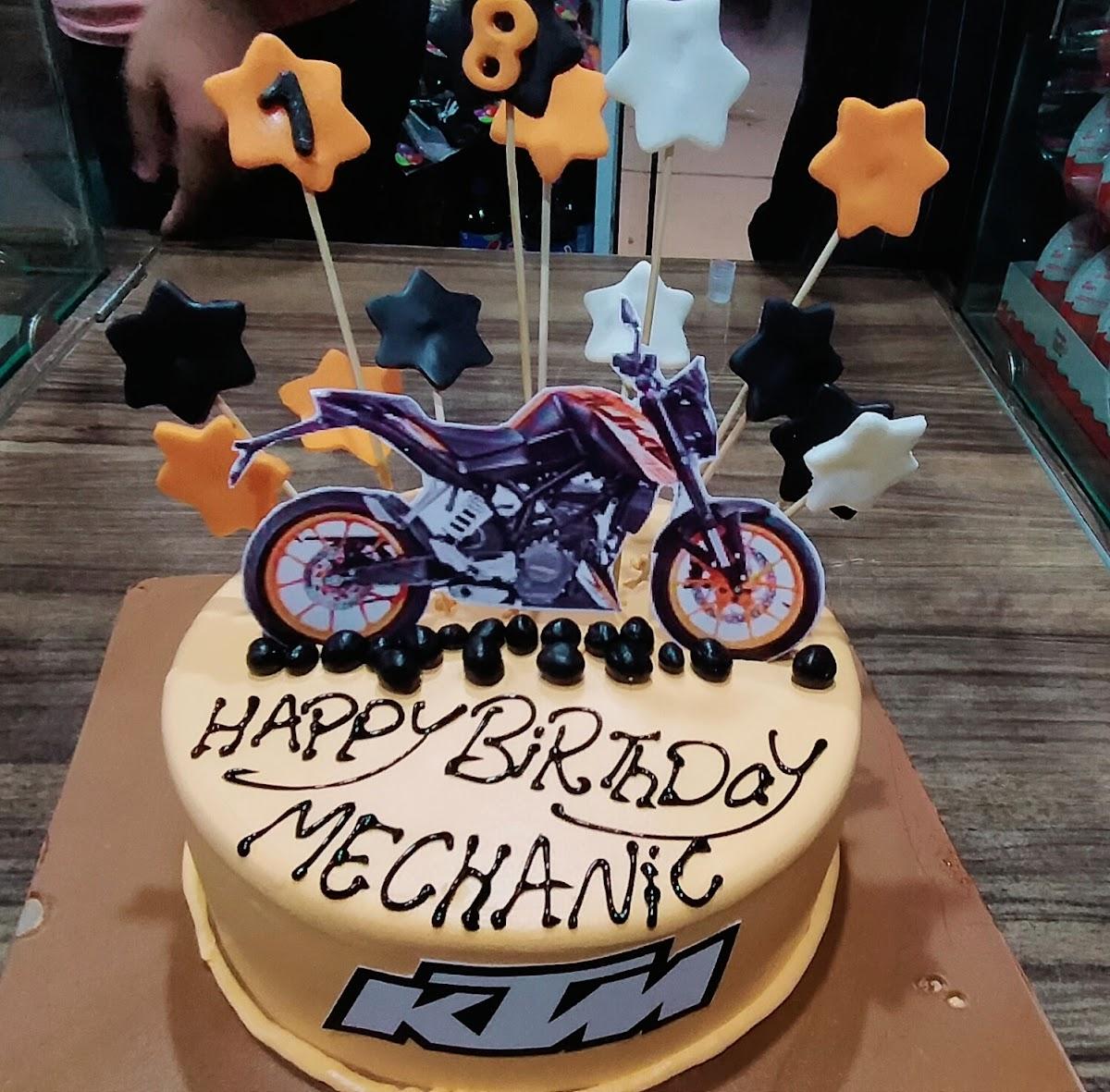 KTM Duke bike cake. Ideal for the bike enthusiast 🍰😊🚴 | Motorcycle  birthday cakes, Bike cakes, Motorcycle cake