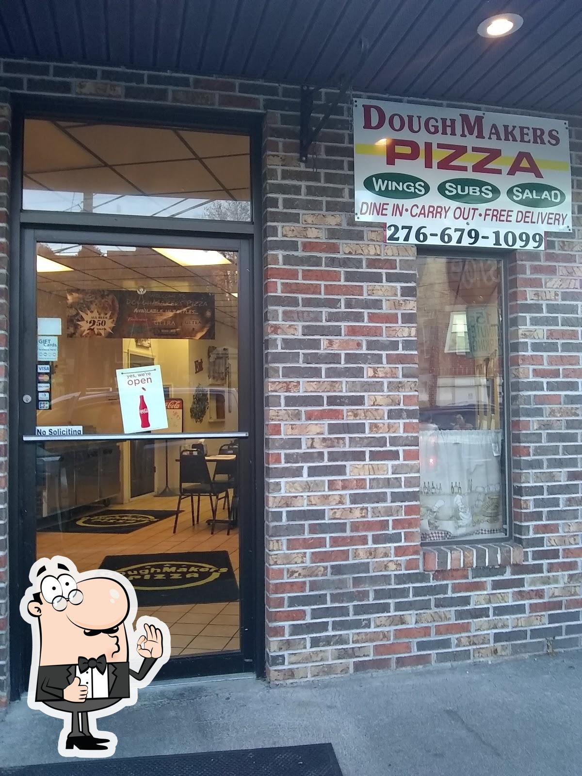 https://img.restaurantguru.com/r5ed-Doughmakers-Pizza-photo.jpg