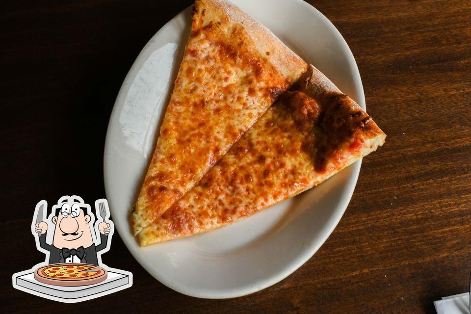 https://img.restaurantguru.com/r741-First-and-Last-Tavern-Plainville-pizza-2021-09-1.jpg