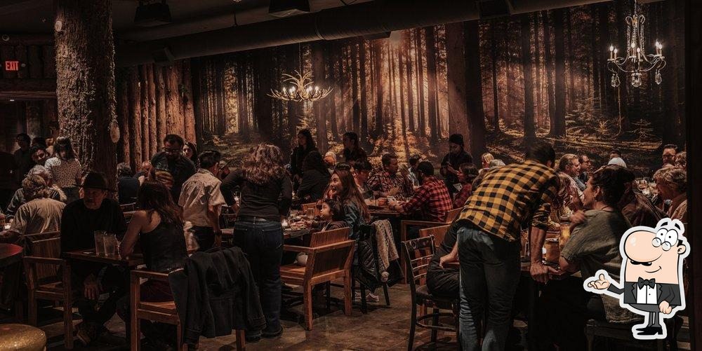 Mo's House Of Axe Restaurant, Bar, and Axe throwing in Los Angeles