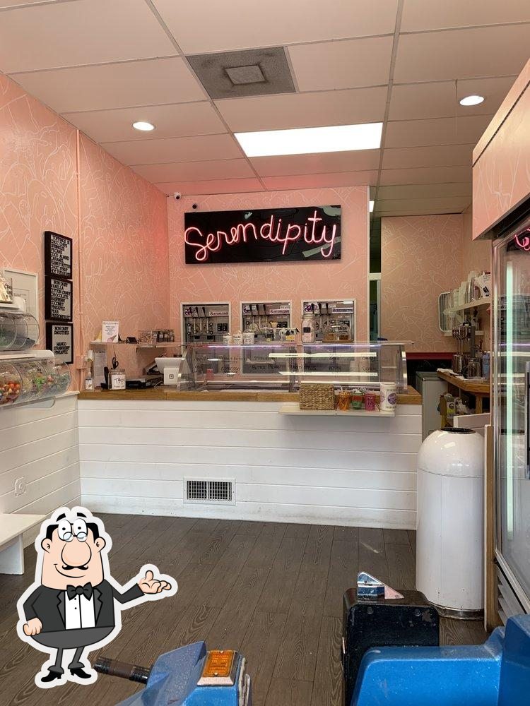 https://img.restaurantguru.com/r8c1-Serendipity-Creamery-and-Yogurt-Cafe-interior-2022-11.jpg