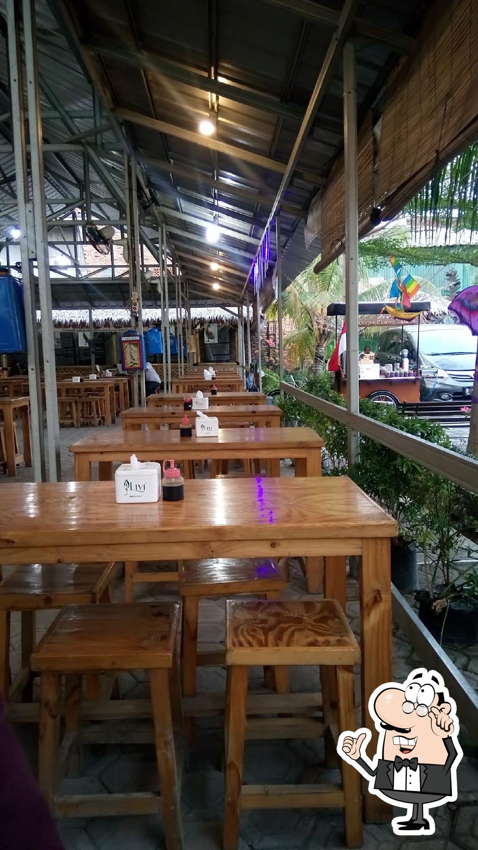 https://img.restaurantguru.com/r8d5-interior-Waroeng-Makan-Bebek-Lalada-Kampoeng-Lalada.jpg